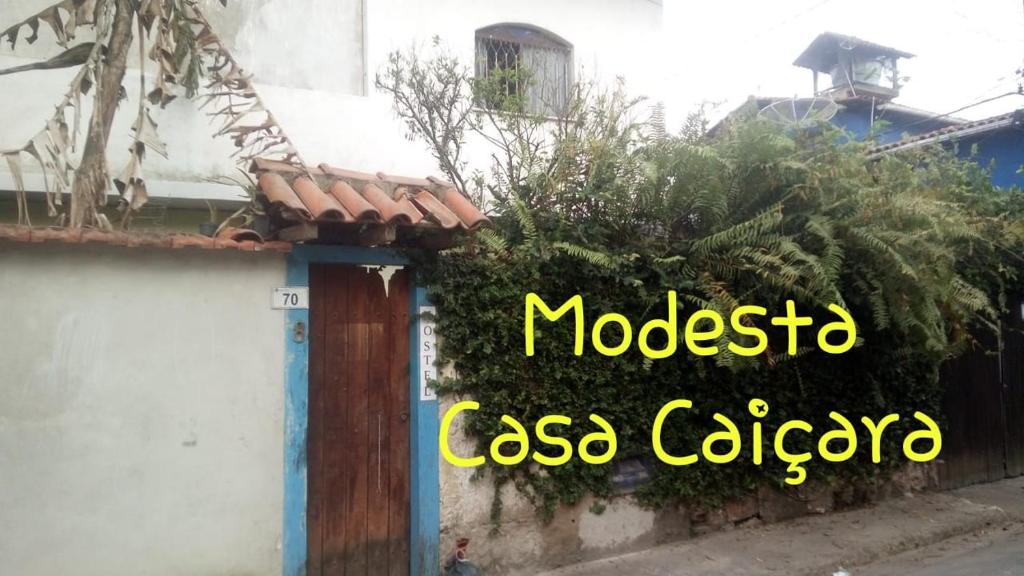 een bord met de tekst Mocasso Colombo op een gebouw bij Casa Caiçara de Hospedagem Paraty in Paraty