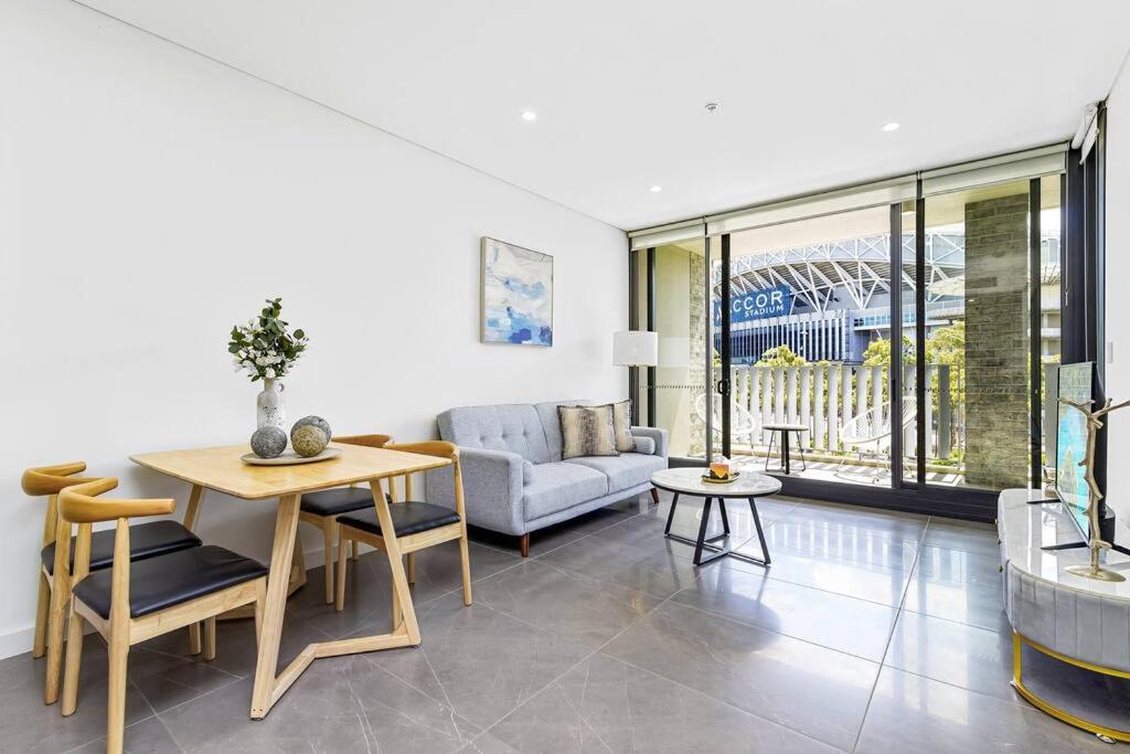 雪梨的住宿－Modern 1 Bed Apt OP MHS，客厅配有桌子和沙发