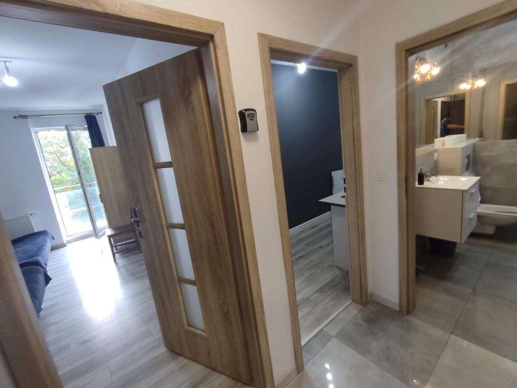 Kúpeľňa v ubytovaní 1110 Śmiałego 39 - Tanie Pokoje w Apartamencie - samodzielne zameldowanie - self check in