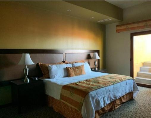 Hotel 1915 INN & SUITESにあるベッド