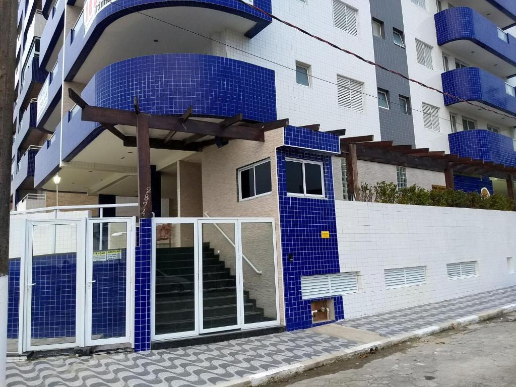 Un edificio con azulejos azules en el costado. en Apto Azul Oceano, en Mongaguá