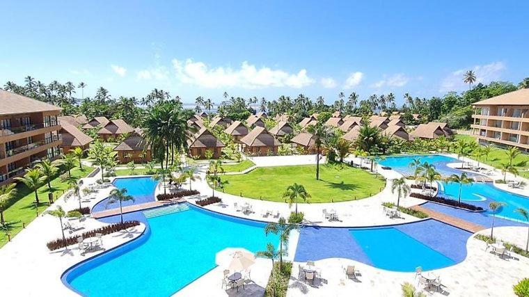 uma vista aérea de um resort com duas piscinas em Flat novo no Eco Resort em Tamandaré