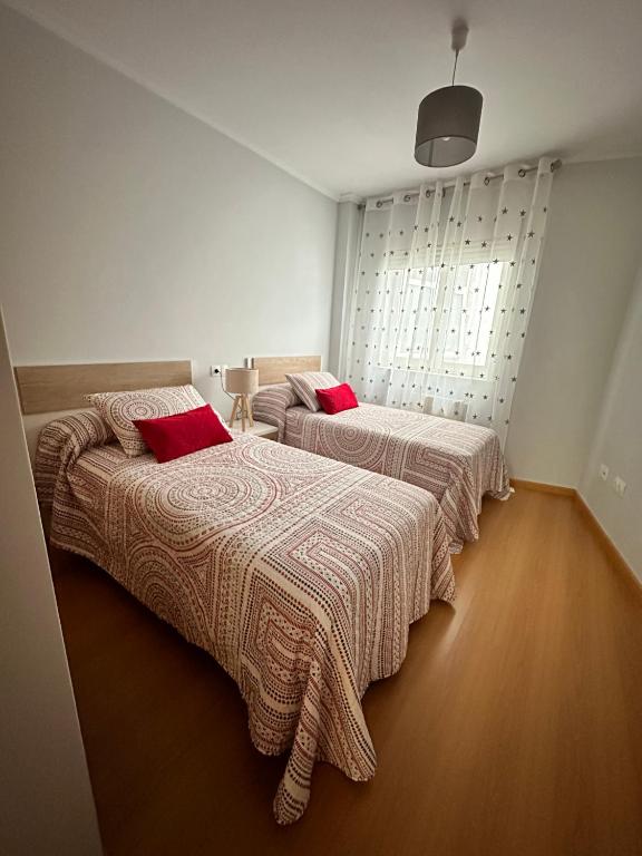 Łóżko lub łóżka w pokoju w obiekcie Apartamento Ría de Arousa