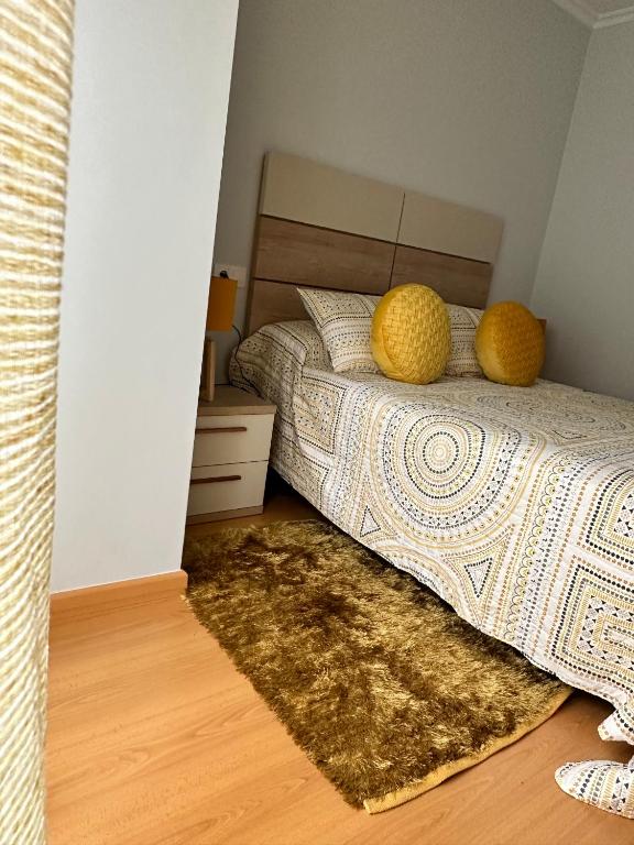 Łóżko lub łóżka w pokoju w obiekcie Apartamento Ría de Arousa
