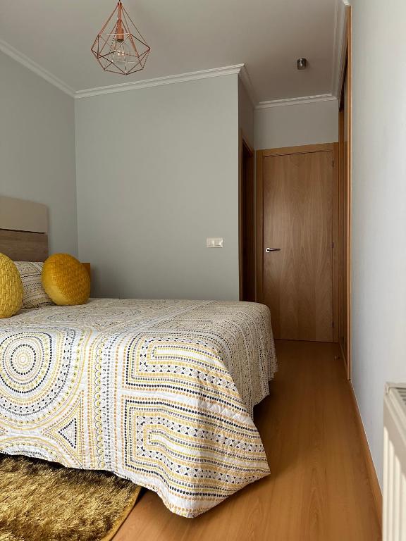Łóżko lub łóżka w pokoju w obiekcie Apartamento Ría de Arousa