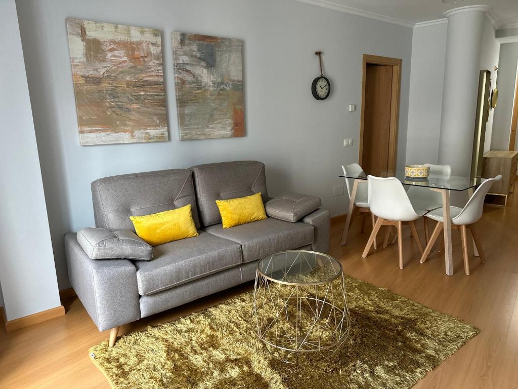 博伊羅的住宿－Apartamento Ría de Arousa，客厅配有沙发和桌子