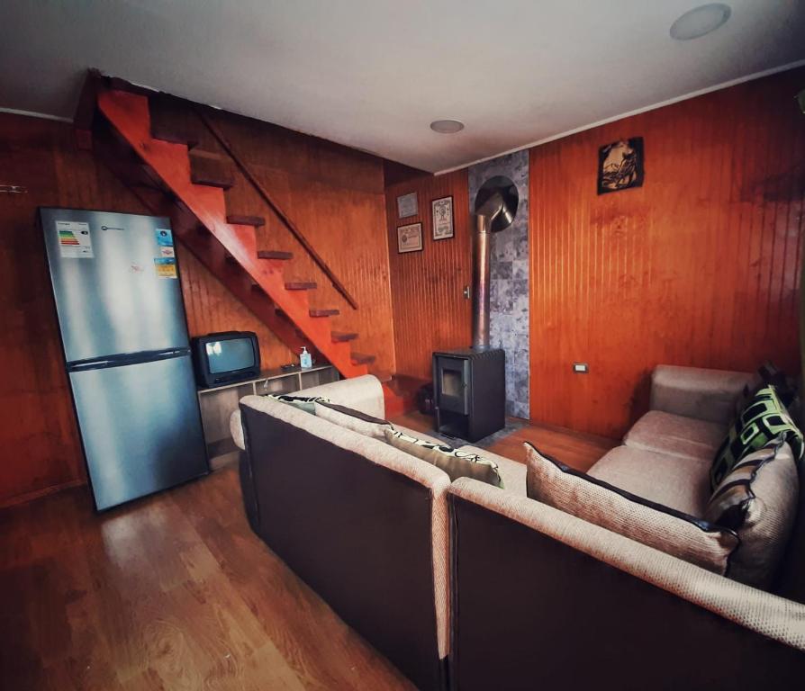 - un salon avec un canapé et un réfrigérateur dans l'établissement departamentos don Pato, à Castro