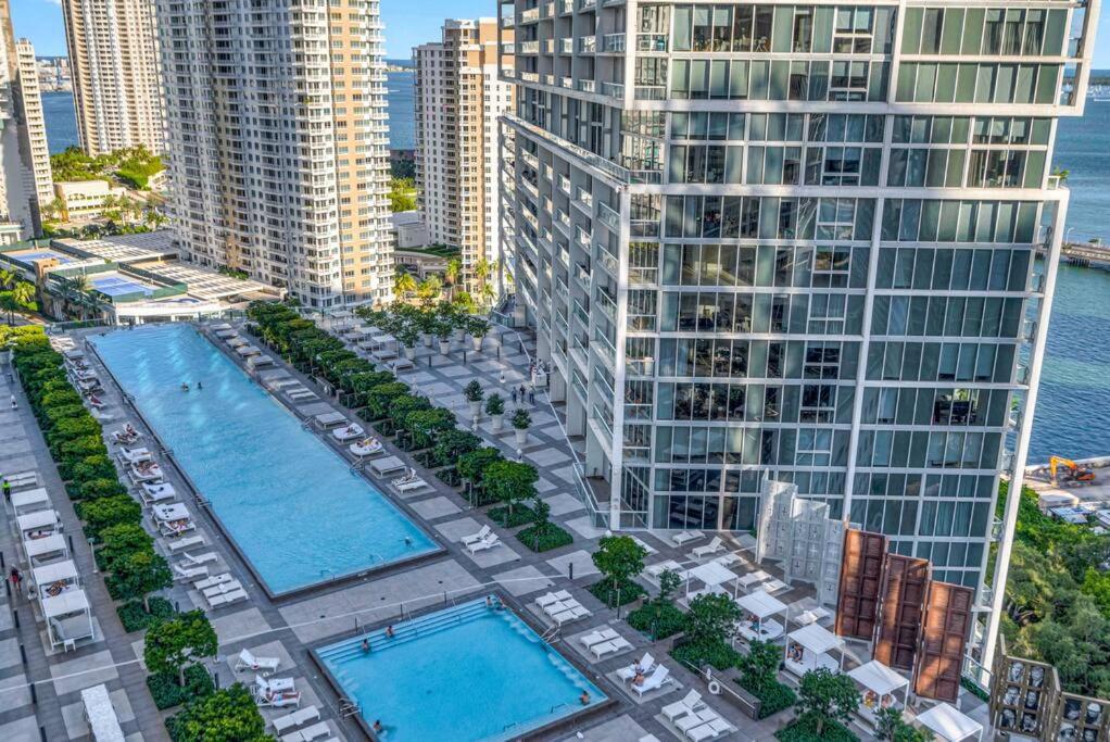 Bazén v ubytování Emblematic unit at Icon in the heart of Brickell nebo v jeho okolí