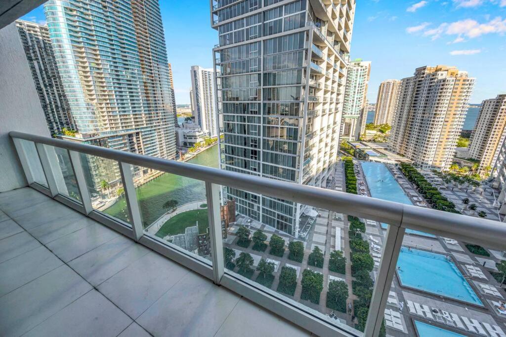 Bazén v ubytování Emblematic unit at Icon in the heart of Brickell nebo v jeho okolí