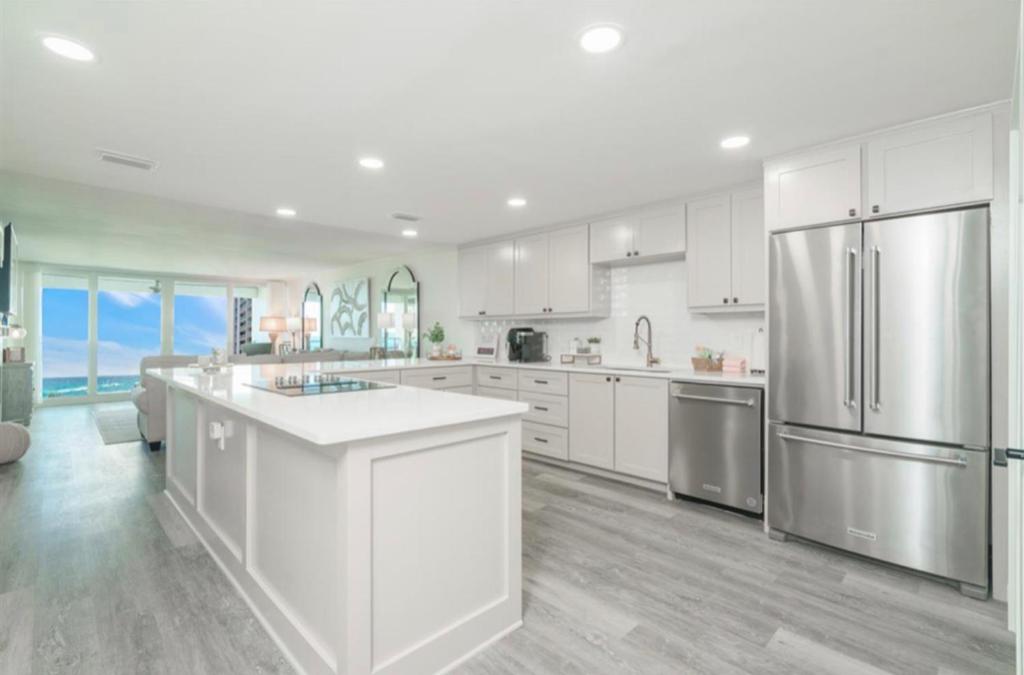 Η κουζίνα ή μικρή κουζίνα στο Beach Front Relaxing get away on beautiful Destin Emerald coast
