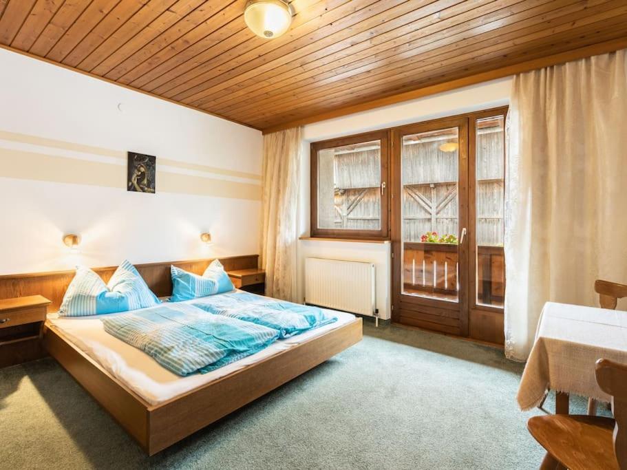 um quarto com uma cama e um tecto em madeira em Ferienwohnungen-LIPPENHOF em Sankt Jakob in Defereggen