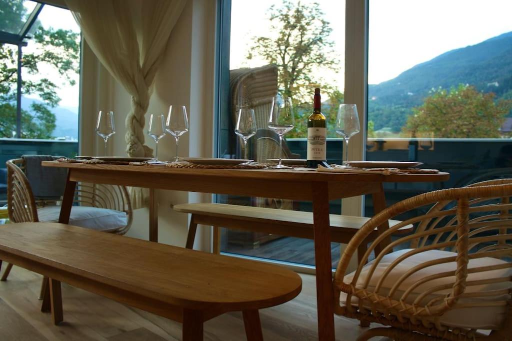 En restaurant eller et spisested på Modern penthouse in the Dolomites