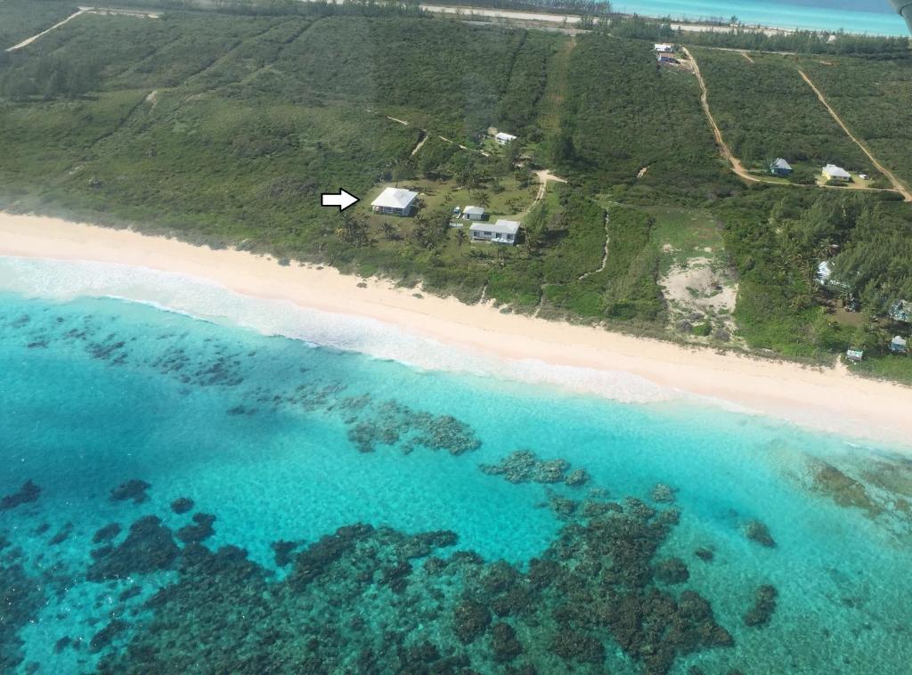 una vista aérea de la playa y del océano en Atlantic Sunrise Villa villa, en James Cistern