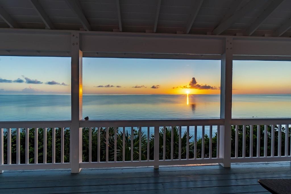 - une vue sur l'océan depuis la terrasse couverte dans l'établissement Palm Bluff cottage, à Gregory Town