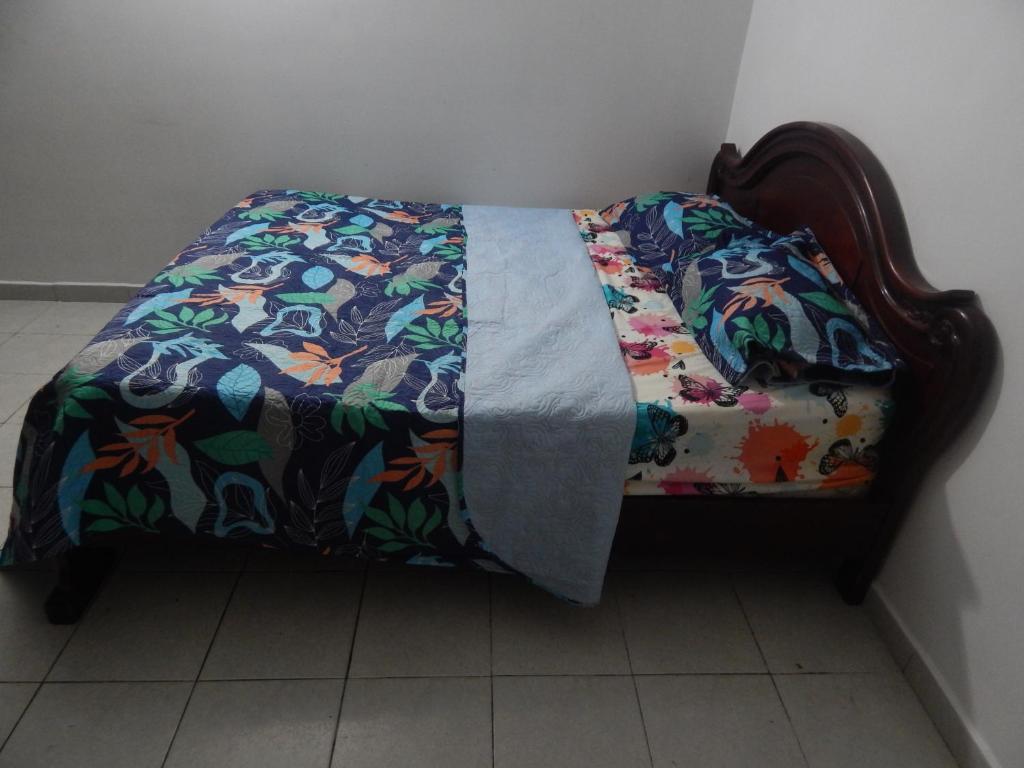 a bed with a blanket on top of it at Excelente ubicación in Bucaramanga