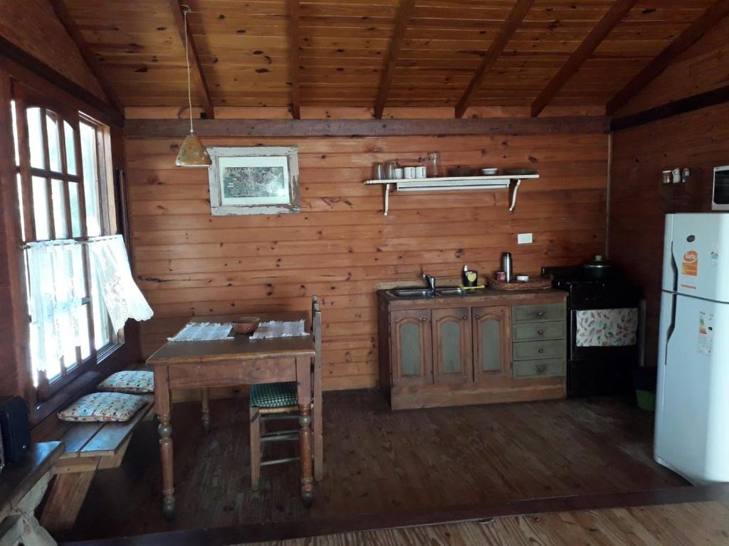 a kitchen with a refrigerator and a table in a cabin at Albaricoque in Tigre