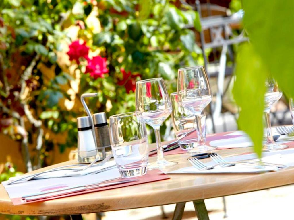 una mesa con copas de vino y servilletas. en The Italian countryside - Agriturismo Collina Delle Streghe, 