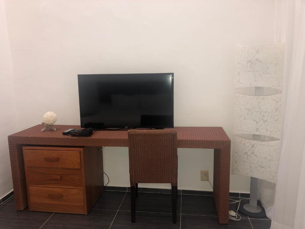 TV o dispositivi per l'intrattenimento presso Vista Mare Spectacular Ocean View Top Floor 1-Bedroom Condo, Samana