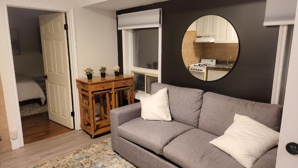 JstLikeHome - Old Ottawa Suite & Guesthouse - Resim 44