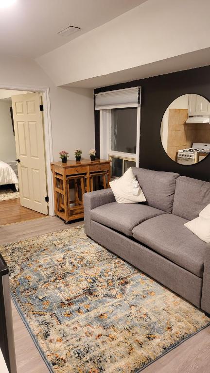 JstLikeHome - Old Ottawa Suite & Guesthouse - Resim 42