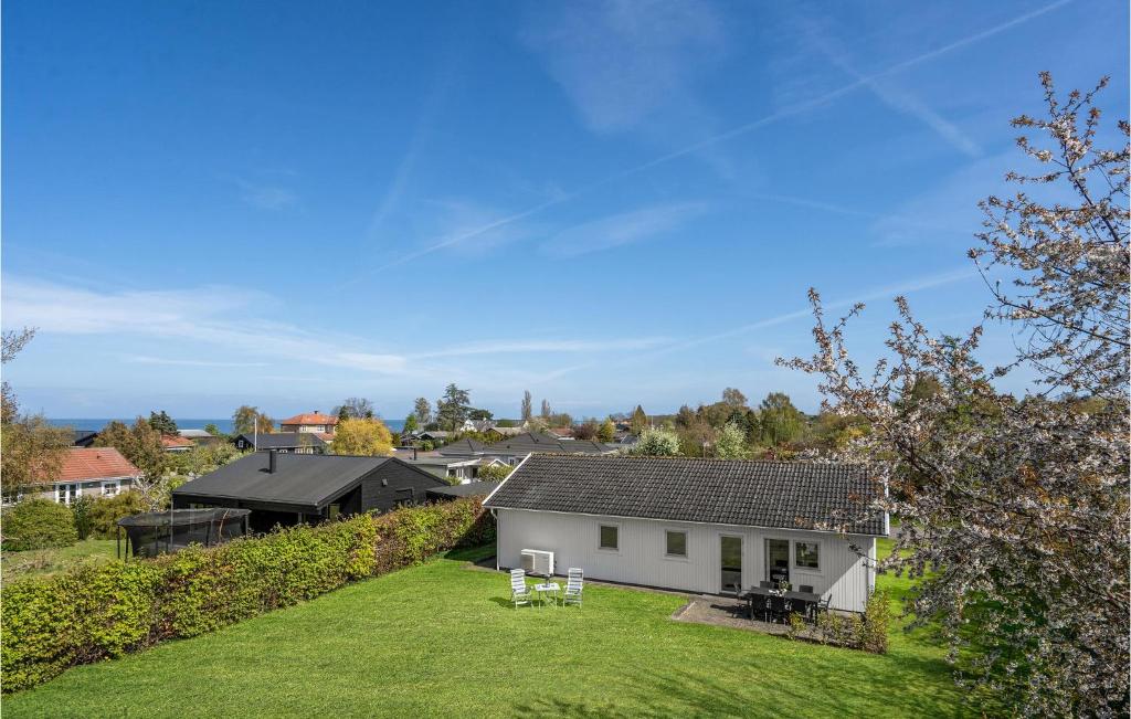 ein weißes Haus mit einem Garten mit grünem Gras in der Unterkunft 2 Bedroom Beautiful Home In Strby in Strøby