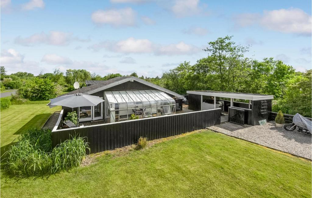 a home with a glass house in a yard at Sommervind in Falen
