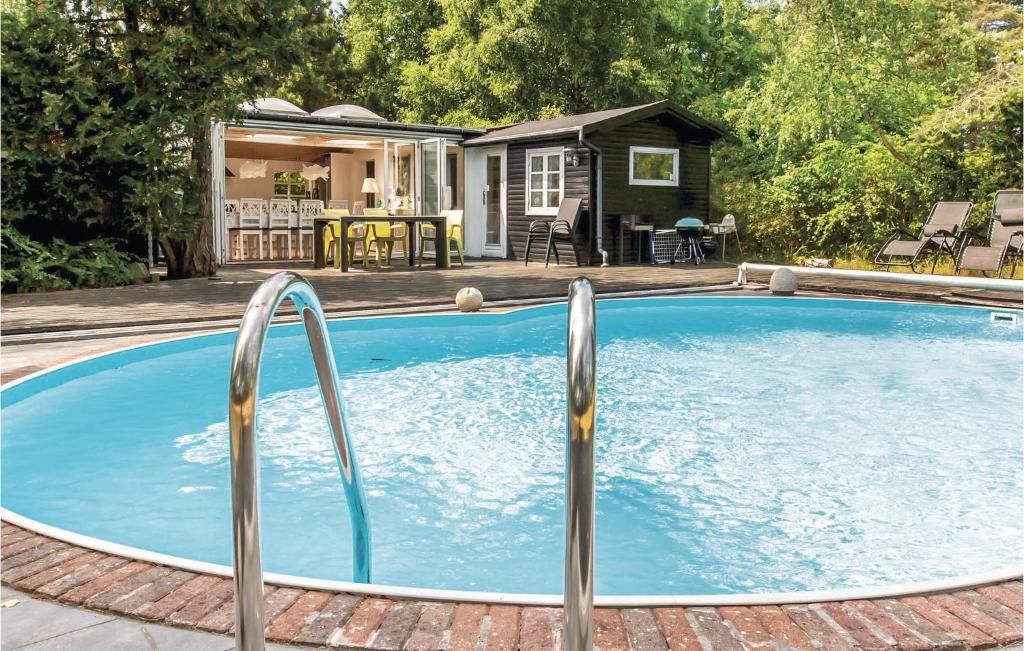 una piscina con dos barras de metal frente a una casa en 3 Bedroom Nice Home In Nykbing Sj, en Nykøbing Sjælland