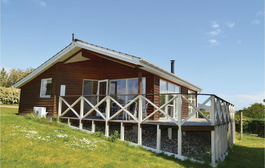 Casa de madera con porche en una colina en Stunning Home In Lundby With 2 Bedrooms And Wifi, en Lundby Stationsby