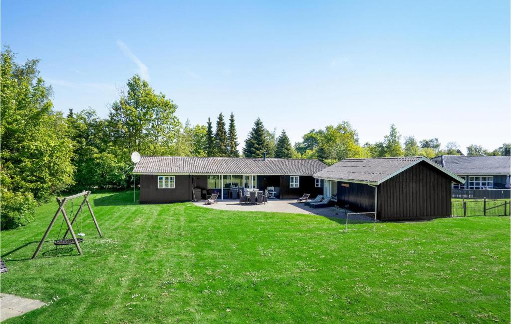 Κήπος έξω από το Awesome Home In Væggerløse With Kitchen