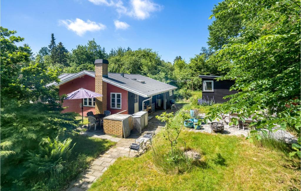 una vista aérea de una casa con patio en Gorgeous Home In Holbk With Kitchen en Holbæk