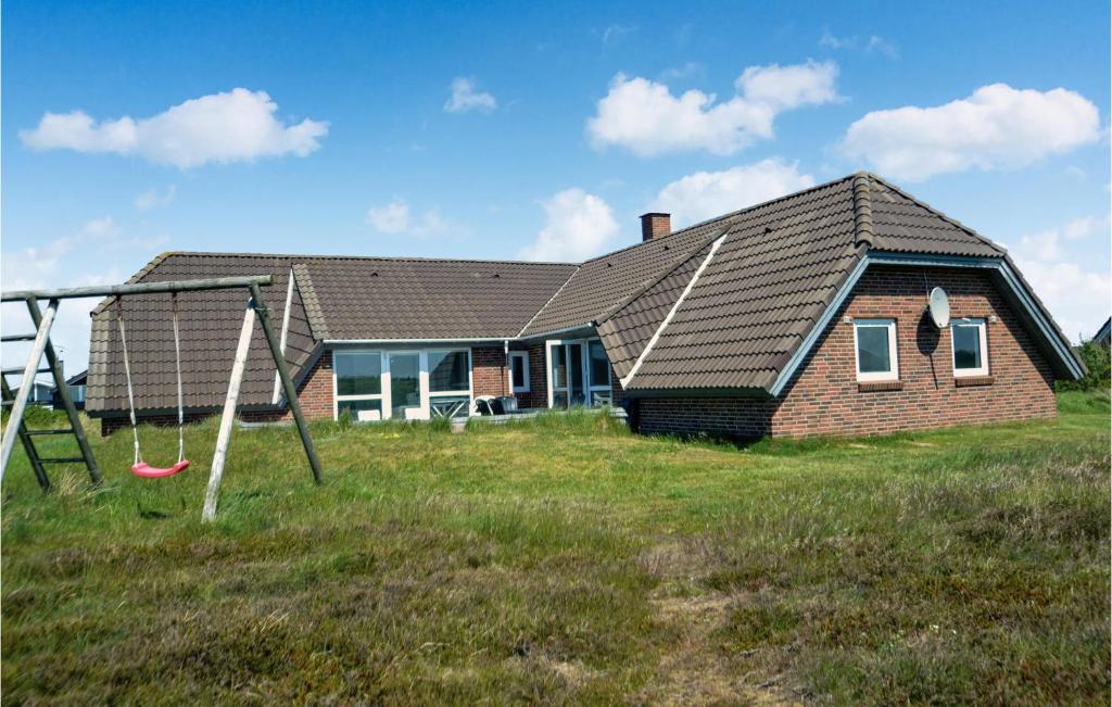 Bjerregårdにある5 Bedroom Stunning Home In Hvide Sandeの遊び場付きの家