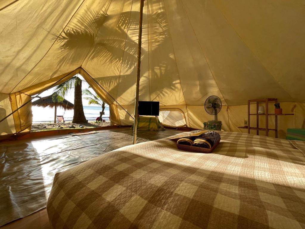 เตียงในห้องที่ O Little Tent de Koh Chang