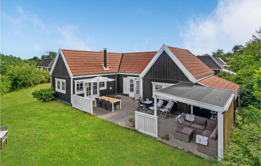 una vista aérea de una casa con patio trasero en Stunning Home In Vejby With Kitchen, en Vejby