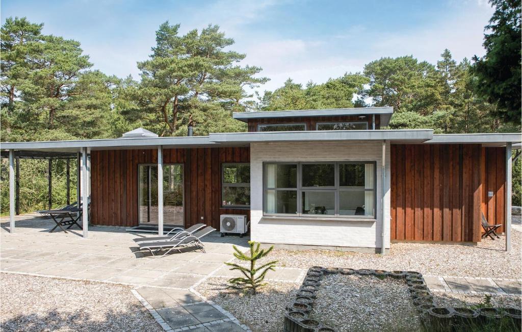 Cette maison contemporaine est dotée d'une façade en verre. dans l'établissement Gorgeous Home In Hadsund With Wifi, à Odde