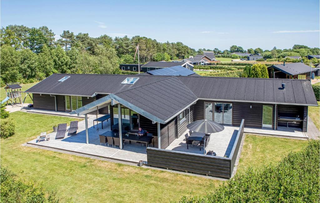 een uitzicht op een huis met een groot terras bij Pet Friendly Home In Hadsund With Wifi in Haslevgårde