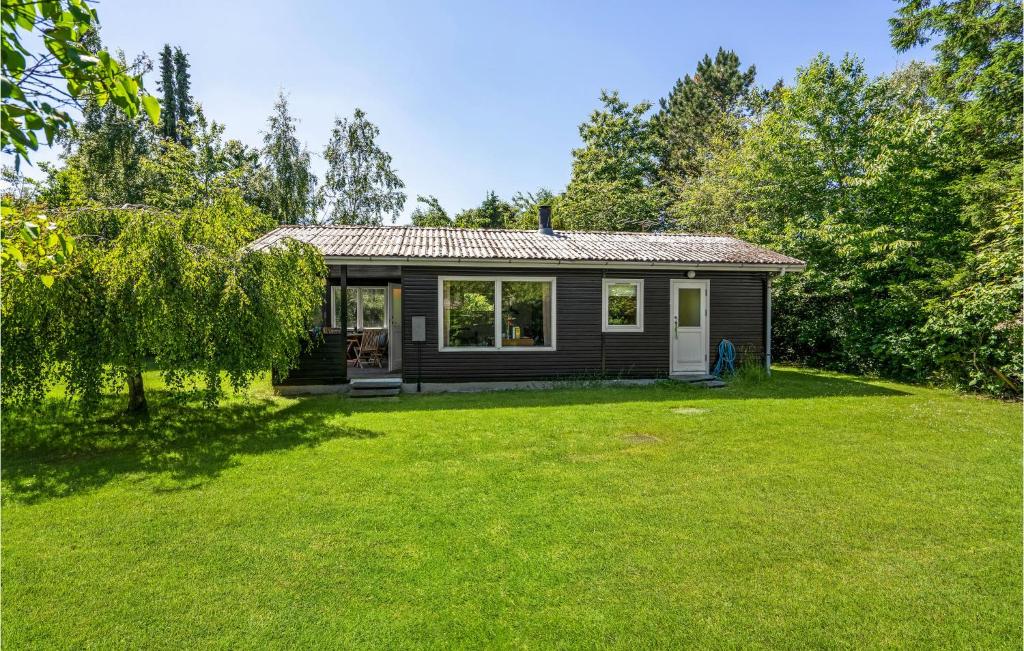 una pequeña casa en un patio con césped verde en 1 Bedroom Nice Home In Eskebjerg, en Eskebjerg