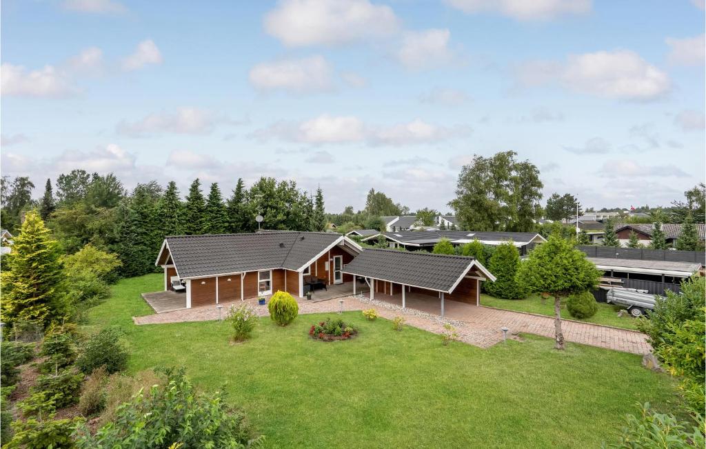 een luchtzicht op een huis met een tuin bij Amazing Home In Vggerlse With Wifi in Bøtø By
