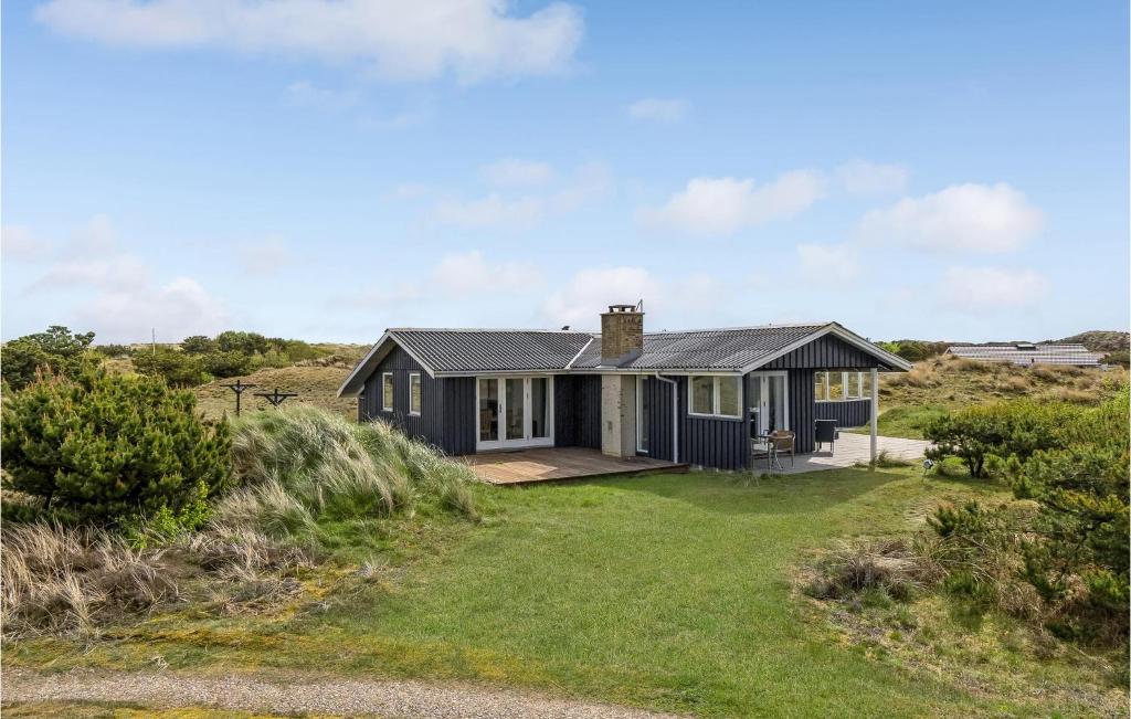 una casa sulla spiaggia con un cortile di Holiday Home Fanø 54 a Sønderho