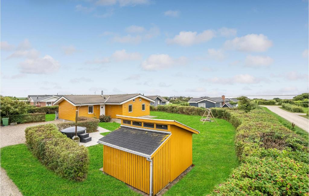 VestervigにあるNice Home In Vestervig With 3 Bedrooms, Sauna And Wifiの庭の黄色い建物の家