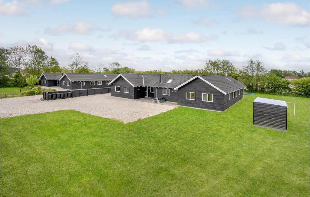 une rangée de maisons modulaires noires dans une cour dans l'établissement Beautiful Home In Nordborg With 8 Bedrooms, Wifi And Private Swimming Pool, à Nordborg