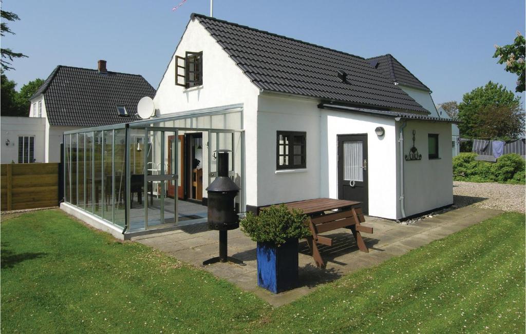 BagenkopにあるAnneksetの白い家(ピクニックテーブル、ベンチ付)
