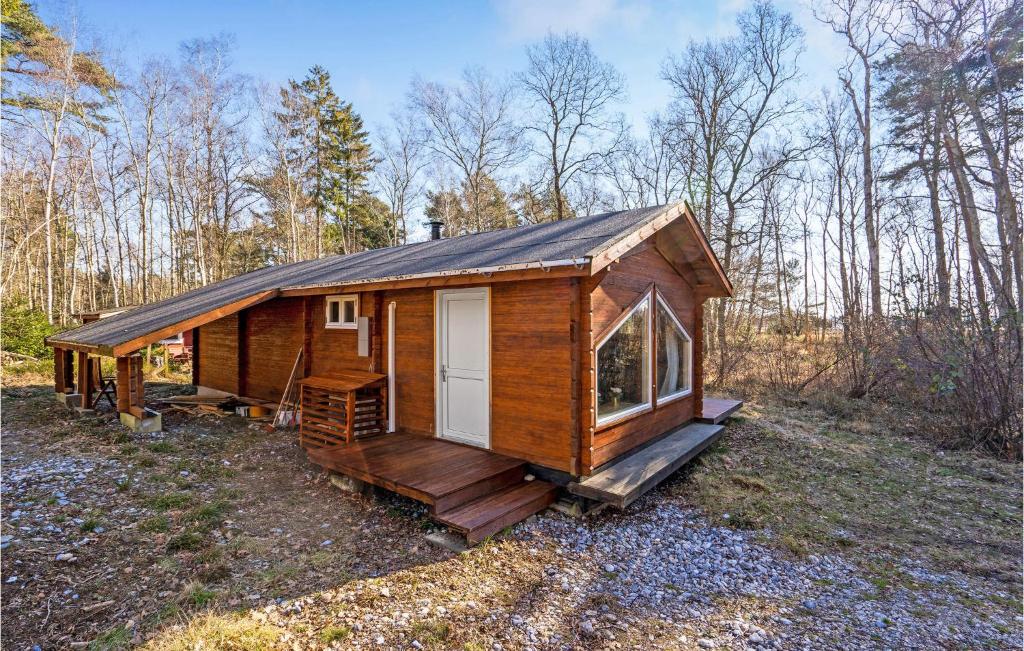 eine kleine Holzhütte inmitten eines Waldes in der Unterkunft Lovely Home In Stege With Kitchen in Stege