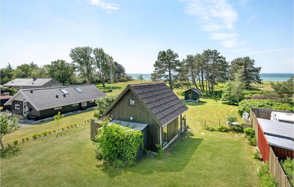 una vista aérea de una casa con patio en Cozy Home In Sydals With Wifi, en Kegnæshøj