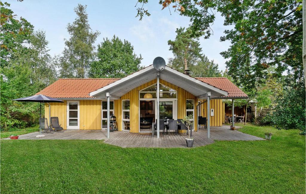 Bøtø ByにあるAmazing Home In Vggerlse With 3 Bedrooms, Sauna And Wifiの黄色の家