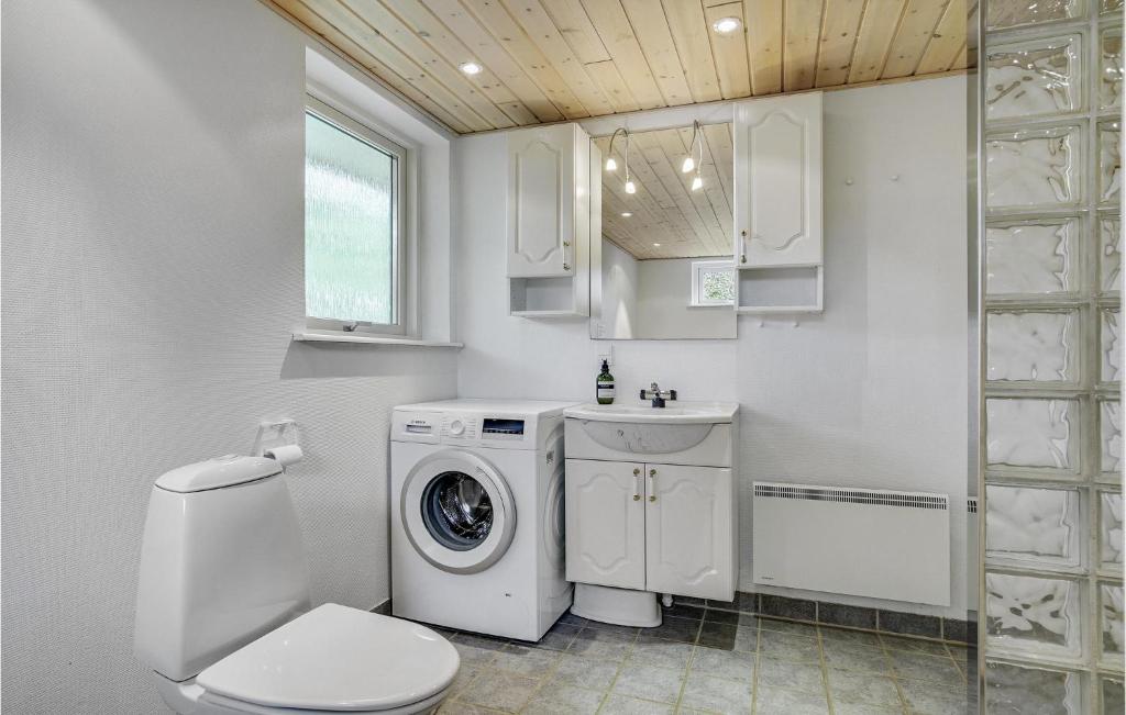 Koupelna v ubytování Holiday Home Solvænget Væggerløse X