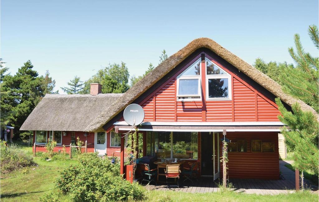 une maison rouge avec un toit de chaume dans l'établissement 4 Bedroom Awesome Home In Rm, à Vesterhede