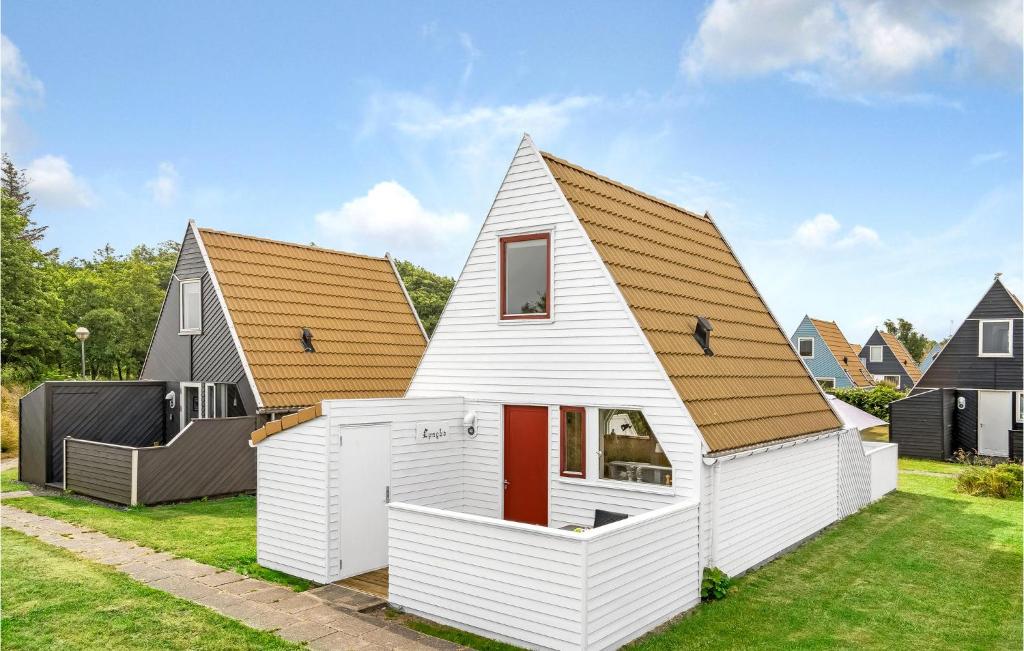 una pequeña casa blanca con techo inclinado en Beautiful Home In Gedser With 2 Bedrooms And Wifi, en Gedser