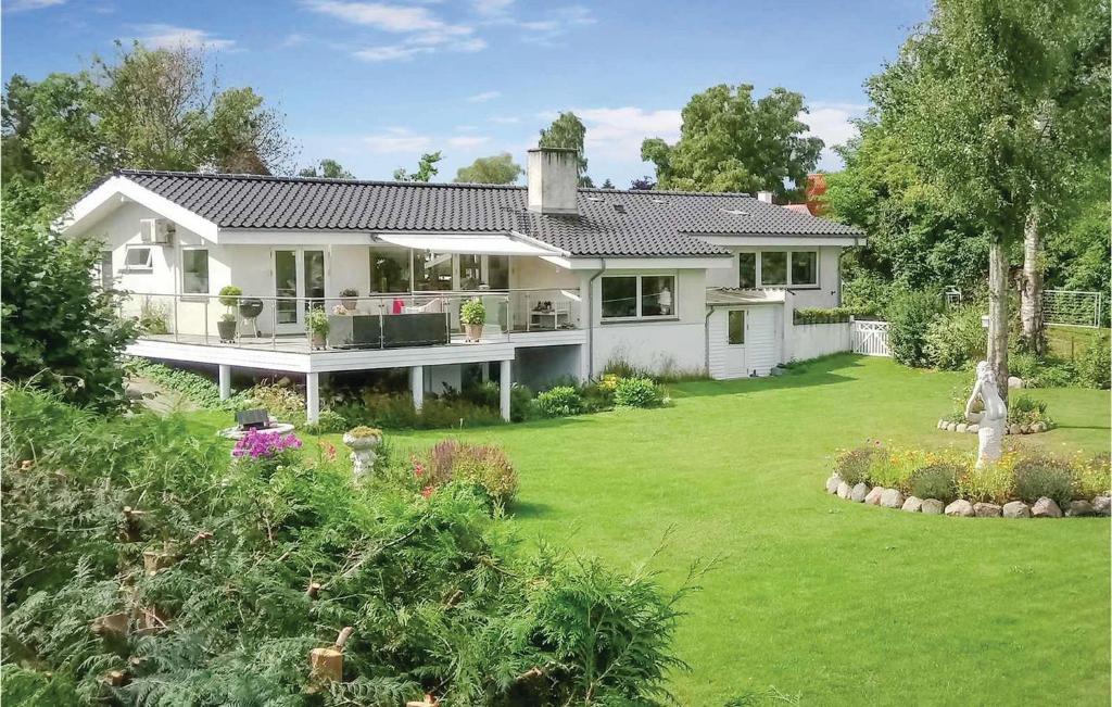 StrøbyにあるBeautiful Home In Strby With 4 Bedrooms And Wifiの庭付きの大きな白い家