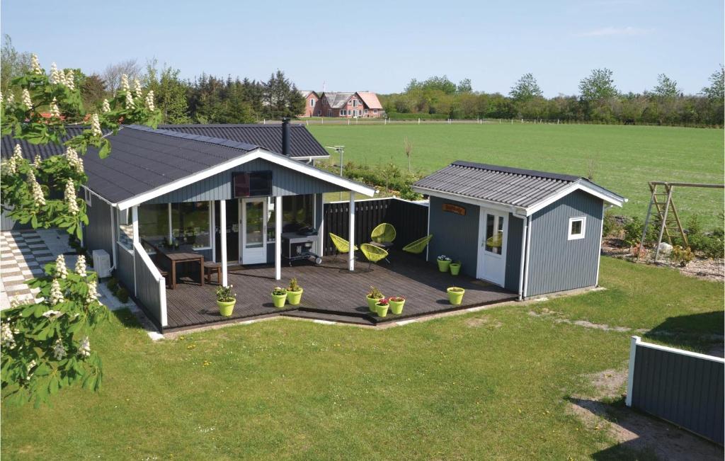 un pequeño cobertizo con terraza en un patio en Beautiful Home In Tarm With Kitchen en Fjerbæk
