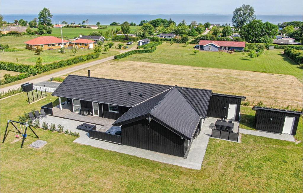 ノーポにあるAwesome Home In Nordborg With 4 Bedrooms, Sauna And Wifiの広い庭のある家屋の頭上